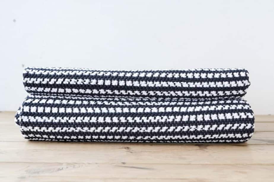 Käsinkudottu puuvillamatto, 140x200 cm, valko-musta raidallinen