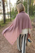 Suuri kashmirhuivi mauve naisen harteilla metsäpolulla