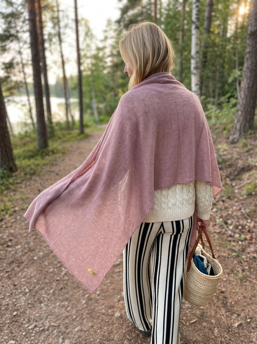 Suuri kashmirhuivi mauve naisen harteilla metsäpolulla